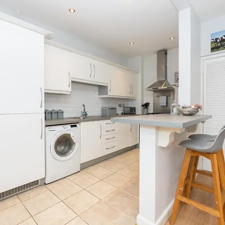 Spacious 2bed - 10min To Clifton Down Station شقة