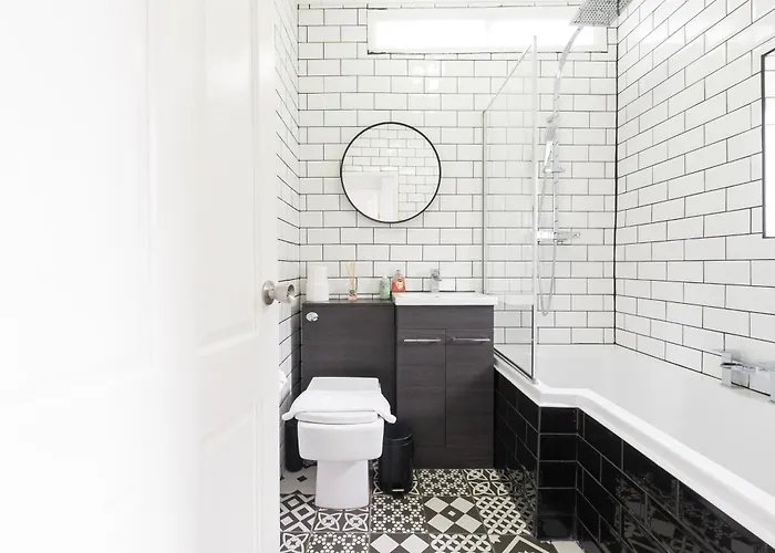 Апартаменти Spacious 2bed - 10min To Clifton Down Station *