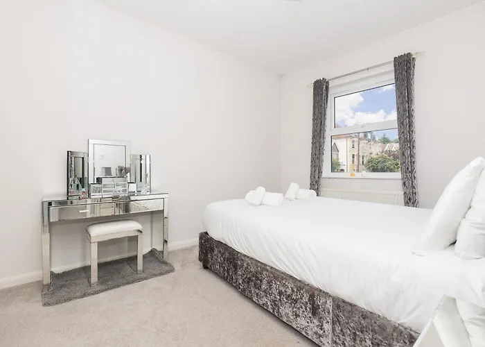 Spacious 2bed - 10min To Clifton Down Station Апартаменти