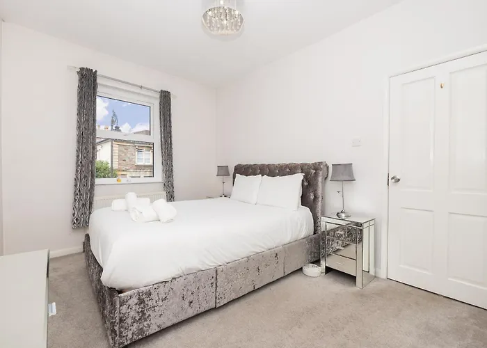 Апартаменти Spacious 2bed - 10min To Clifton Down Station