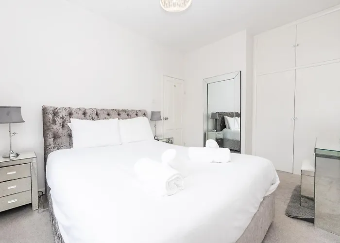 Апартаменти Spacious 2bed - 10min To Clifton Down Station